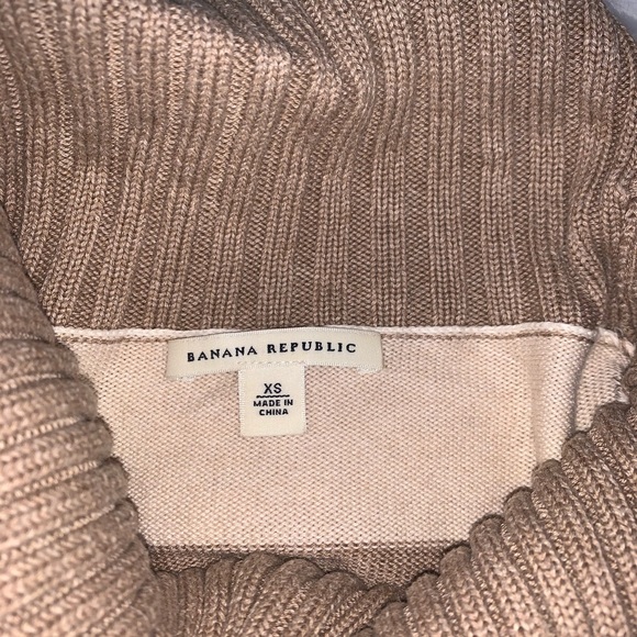🌺 3/$25 Banana Republic Sweater - Picture 3 of 3